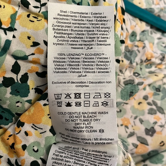 Floral romper with flutter sleeves - Picture 7 of 7